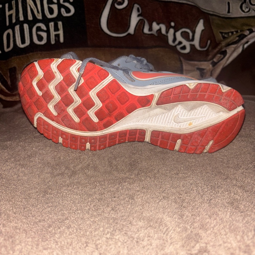 Nike Women Light Gray and Coral Sneakers - Picture 6 of 7